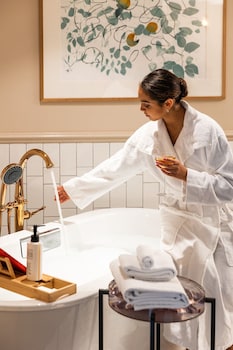 Signature Suite, 1 Queen Bed, Bathtub (Honeymoon)