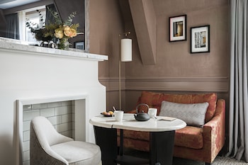 Luxury Room, 1 Queen Bed (Courtyard or Scribe St View)