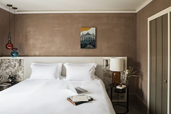 Luxury Room, 1 Queen Bed (Courtyard or Scribe St View)