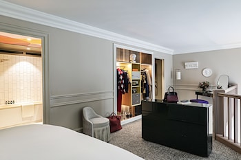 Suite, 1 King Bed, Balcony (Opera Duplex, Blvd. or Scribe St.view)