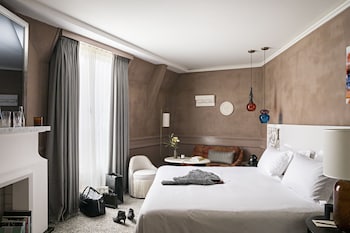 Premium Room, 1 Queen Bed, Courtyard View (or Scribe St. View, Luxury)