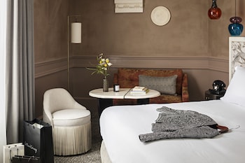 Premium Room, 1 Queen Bed, Courtyard View (or Scribe St. View, Luxury)