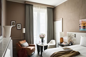 Premium Room, 1 Queen Bed, Courtyard View (or Scribe St. View, Luxury)