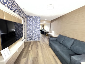 Deluxe Suite, 1 King Bed with Sofa bed, Accessible Bathtub