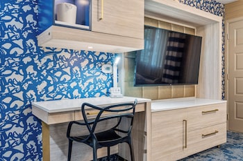 Deluxe Studio, 1 King Bed, Pool View