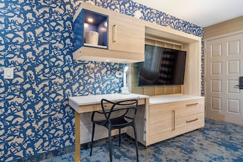 Deluxe Studio, 1 King Bed, Pool View