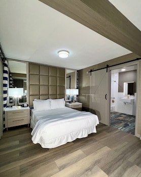 Deluxe Suite, 2 Queen Beds, Accessible Bathtub