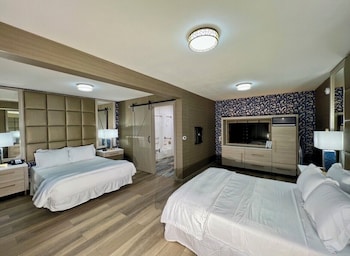 Deluxe Suite, 2 Queen Beds, Accessible Bathtub