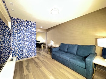 Deluxe Suite, 1 King Bed with Sofa bed, Accessible Bathtub