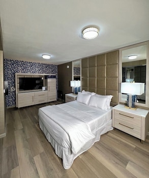 Deluxe Suite, 2 Queen Beds, Accessible Bathtub