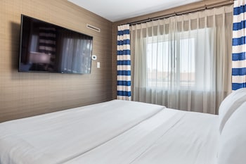 Deluxe Suite, 1 King Bed with Sofa bed, Kitchen, Courtyard View