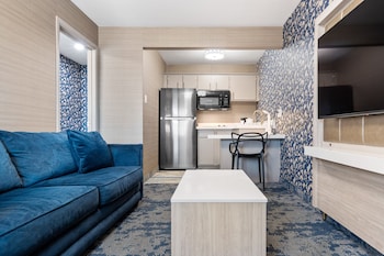 Deluxe Suite, 1 King Bed with Sofa bed, Kitchen, Courtyard View