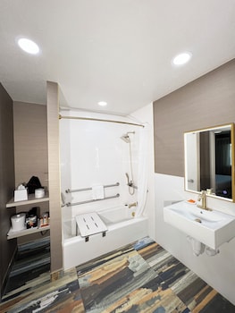 Deluxe Suite, 1 King Bed with Sofa bed, Accessible Bathtub