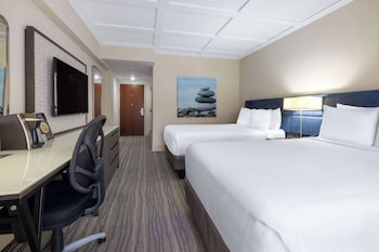 Room, 2 Double Beds, Non Smoking, Pool View (Wellness Room)