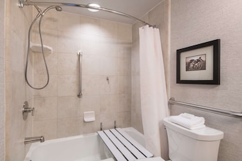 Suite, 1 Queen Bed, Accessible, Bathtub