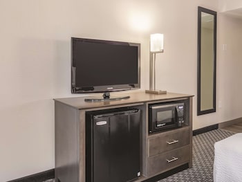 Deluxe Room, 1 King Bed, Accessible, Non Smoking (Mobility/Hearing Impaired Accessible)