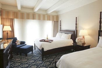 Deluxe Room, 2 Queen Beds, Roll-in Shower