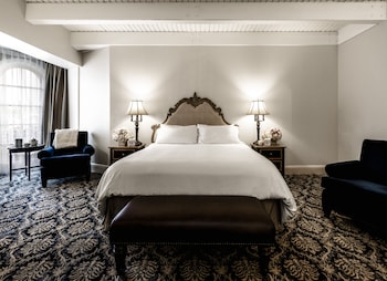 Deluxe Room, 1 King Bed, Bathtub Grab Bars