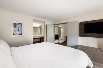 Suite, 1 King Bed, Pool View