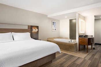 Standard Room, 1 King Bed, Jetted Tub, Pool View