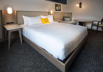 Deluxe Room, 1 King Bed, Harbor View