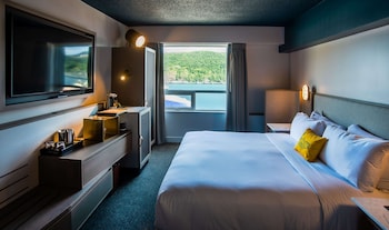 Deluxe Room, 1 King Bed, Harbor View