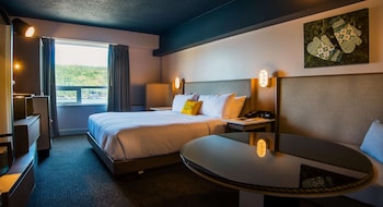 Deluxe Room, 1 King Bed, Harbor View