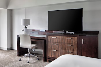 Deluxe Room, 1 King Bed (Mobility Accessible, Roll-In Shower)