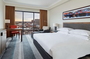Room, 1 King Bed, Canal View