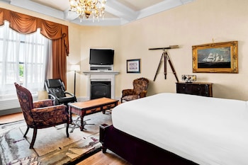 Standard Room, 1 King Bed, Non Smoking, Jetted Tub (Oversized Room)