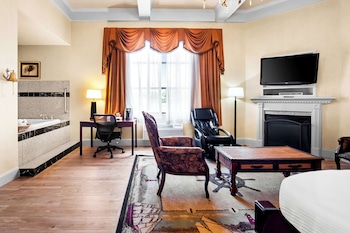 Standard Room, 1 King Bed, Non Smoking, Jetted Tub (Oversized Room)