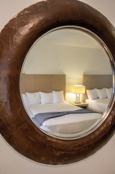 Basic Room, 2 Queen Beds, Non Smoking