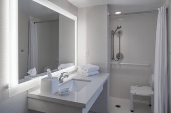 Room, 1 King Bed, Hearing Accessible (Roll-in Shower)