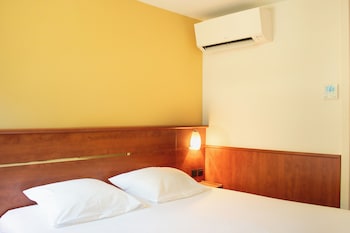 Comfort Room, Connecting Rooms