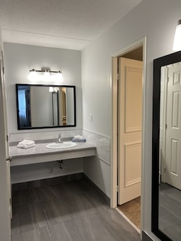 Family Suite, 2 Queen Beds, Non Smoking