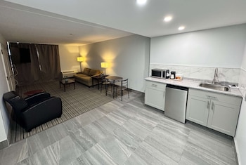 Family Suite, 2 Queen Beds, Non Smoking