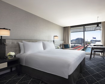Room, 1 King Bed, Darling Harbor View (Tower)