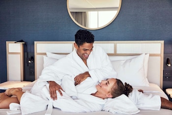 Room, 1 King Bed, Darling Harbor View with Club Access
