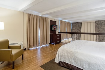 Superior Room, 1 King Bed, Jetted Tub (Loft, Smoke Free)