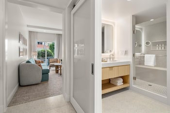 Suite, 1 King Bed (Villa)