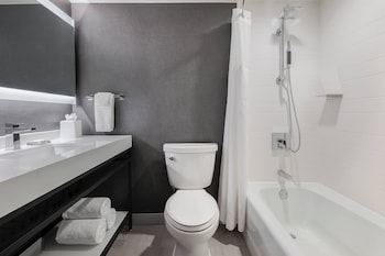 Room, 2 Queen Beds (Mobility/Hearing Access, Roll-in Shwr)
