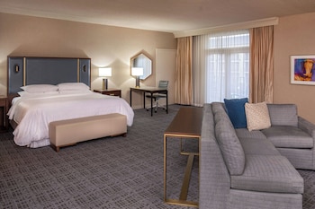 Junior Suite, 1 King Bed with Sofa bed, Corner (Balcony)