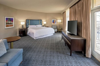 Junior Suite, 1 King Bed with Sofa bed, Corner (Balcony)