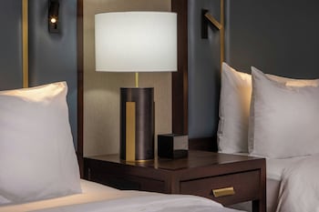 Deluxe Room, 2 Queen Beds, Courtyard View (Balcony)