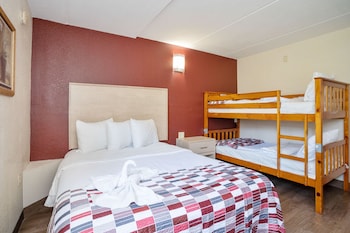Suite, 2 Bedrooms, Non Smoking (1 Kng & 1 Qun, Bunk Beds, First Floor)