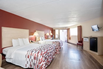 Suite, Non Smoking (2 Queen Beds and 1 Twin Bed)