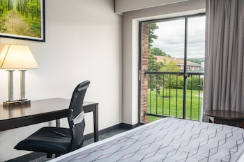 Standard Room, 1 King Bed, Accessible, Refrigerator & Microwave