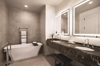 Suite, 1 King Bed (International Suite)