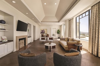 Suite, 1 King Bed (International Suite)