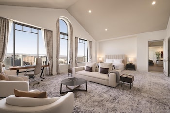 Suite, 1 King Bed (International Suite)